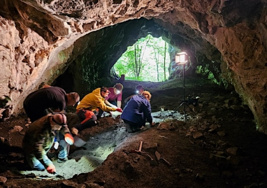 Cientistas brasileira escavam cavernas na Romênia em busca de neandertais